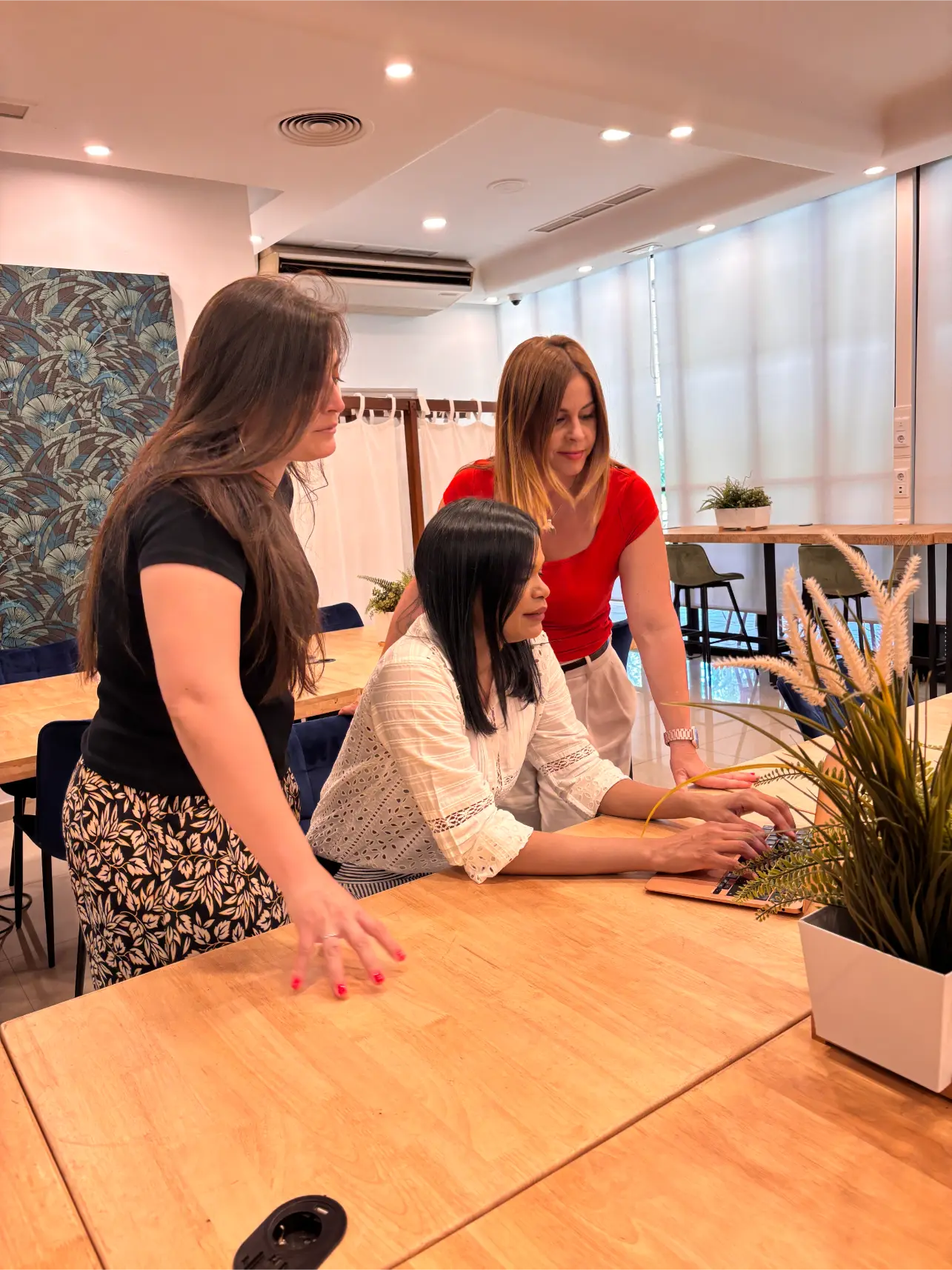 Equipo Los Martes No Hay Luna trabajando